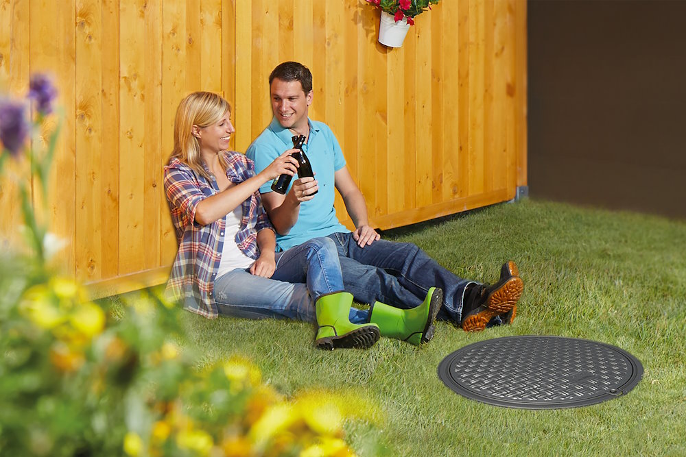 Zwei Personen stoßen mit Flaschen an